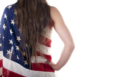 Amerikan bayrağı ile giyinmiş genç bir kadın