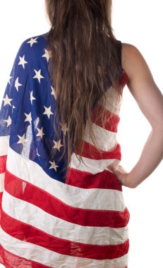Amerikan bayrağı ile giyinmiş genç bir kadın