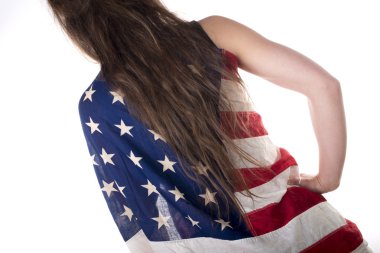 Amerikan bayrağı ile giyinmiş genç bir kadın