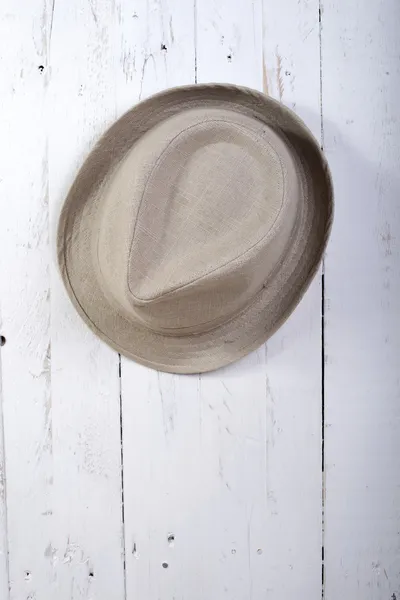 Chapéu pendurado na parede — Fotografia de Stock
