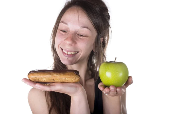 Трудный выбор между тортом и яблоком — стоковое фото