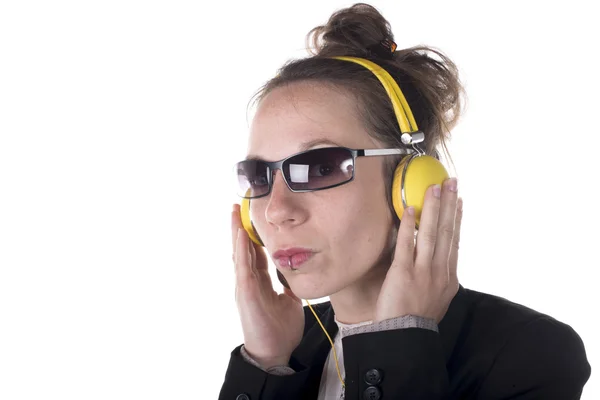 Jeune femme portant des écouteurs écoutant de la musique — Photo