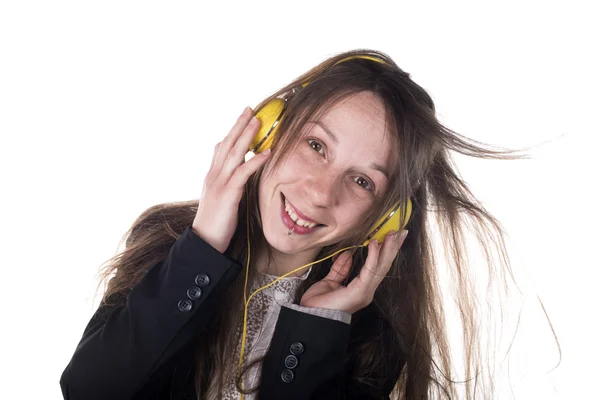 Jovem mulher usando fones de ouvido ouvindo música — Fotografia de Stock
