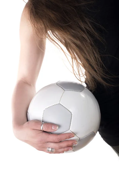 Νεαρή γυναίκα που κρατά μπάλα ποδοσφαίρου — Φωτογραφία Αρχείου