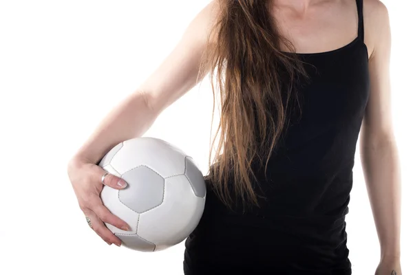 Mujer joven sosteniendo una pelota de fútbol —  Fotos de Stock