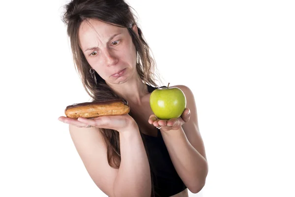 Schwierige Entscheidung zwischen Kuchen und Apfel — Stockfoto