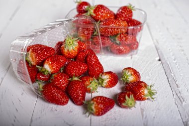 Bio çilek bir tablo.