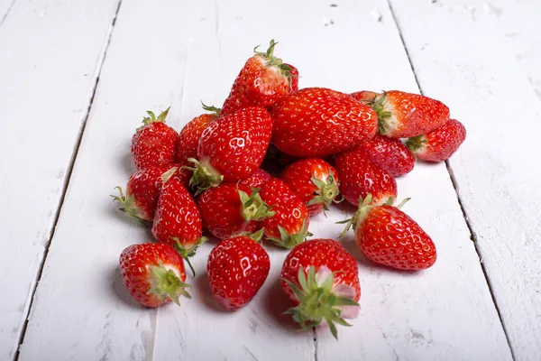 Bio aardbeien op een tabel. — Stockfoto