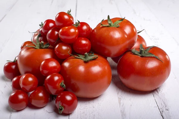 Tomatoes on white wooden eves — Stockfoto
