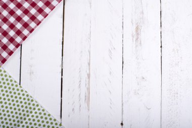 Beyaz ahşap tahta üzerinde renkli peçete