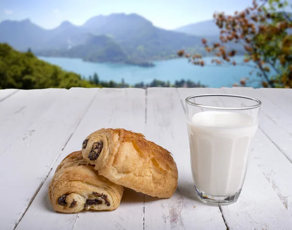 用杯牛奶巧克力面包 — 图库照片