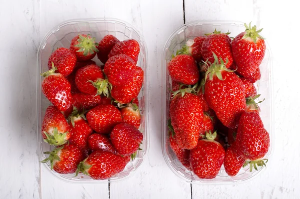 Bio-Erdbeeren auf dem Tisch. — Stockfoto