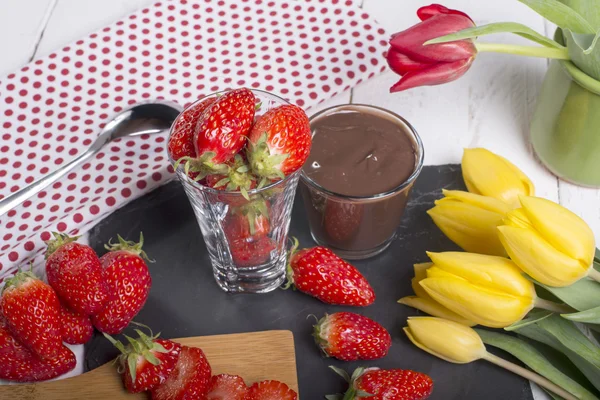 Aardbeien en chocolade pot — Stockfoto