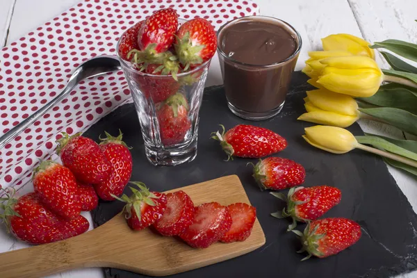 草莓和巧克力锅 — 图库照片