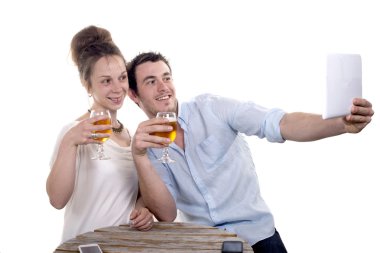 genç bir çift bir tablet bilgisayar ile fotoğraf çekimi