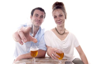 Genç çift fatura ödeme yapar.