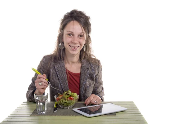 Portret van een mooie zakenvrouw eten plantaardige salade. — Stockfoto