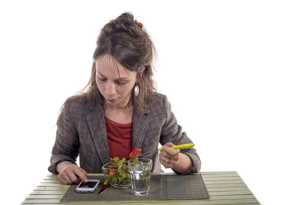 Retrato de una hermosa mujer de negocios comiendo ensalada de verduras . — Foto de Stock