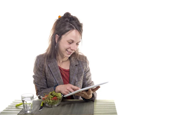 Portret van een mooie zakenvrouw eten plantaardige salade. — Stockfoto