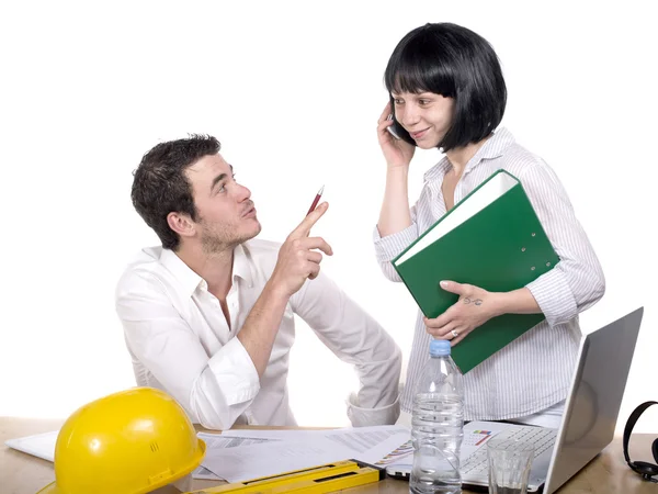 Homme et femme au bureau avec des documents — Photo