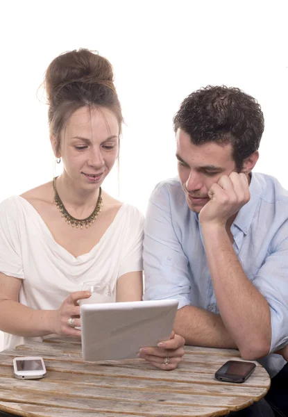 Jeune couple regardant une tablette — Photo