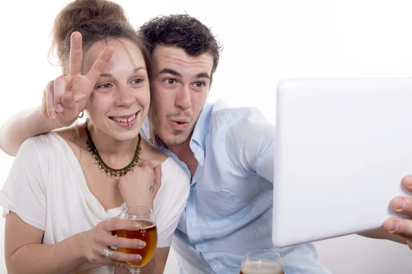 Młodego małżeństwa, robienia zdjęć z komputera typu tablet — Zdjęcie stockowe