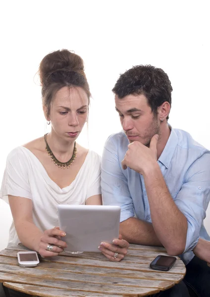 Jeune couple jouant avec une tablette numérique — Photo