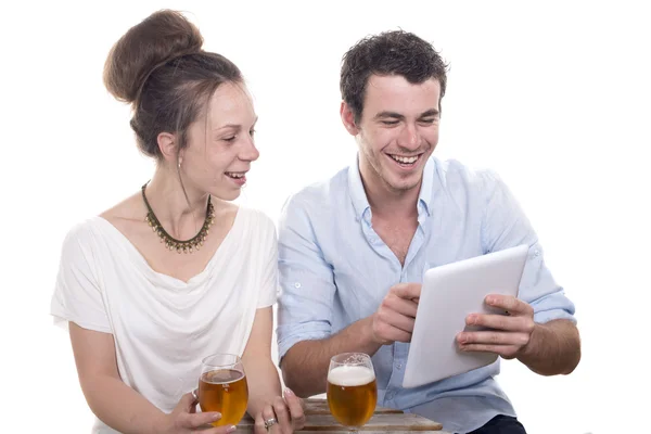 Giovane coppia che gioca con un tablet digitale — Foto Stock