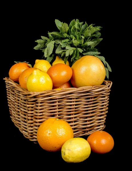 Cesta con diferentes frutas en temporada — Foto de Stock