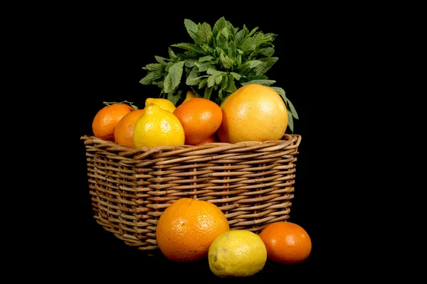 Cesta com frutas diferentes na estação — Fotografia de Stock