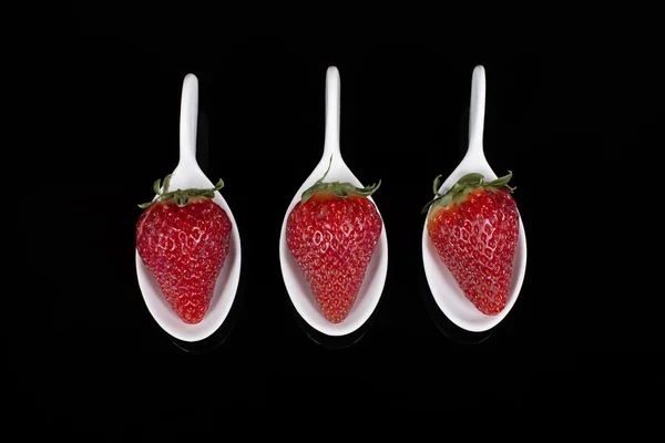 Tres fresas en cucharas de verdura — Foto de Stock