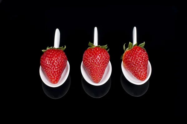 Tres fresas en cucharas de verdura — Foto de Stock