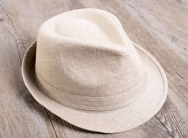 Hat on wood — Stock Photo, Image