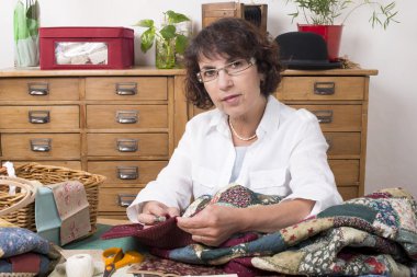 Olgun kadın dikiş ve kapitone tarafından