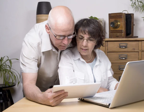 Két idősek játszani, egy tabletta számítógép — Stock Fotó