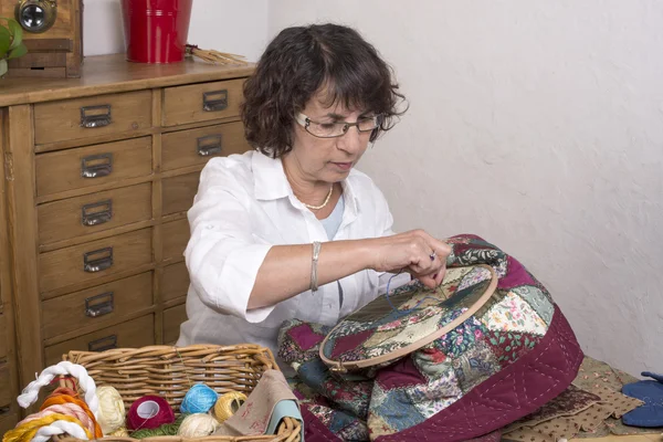 Зрелая женщина, шитье и стегание одеял — стоковое фото