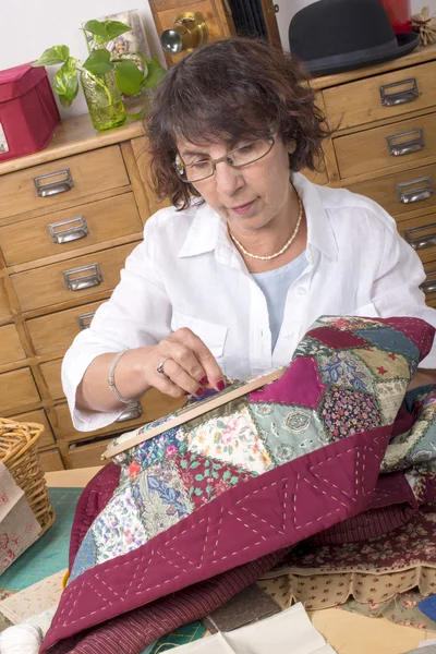 Mujer madura cosiendo y acolchando — Foto de Stock