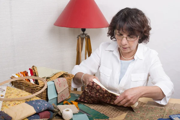 Reife Frau durch Nähen und Quilten — Stockfoto