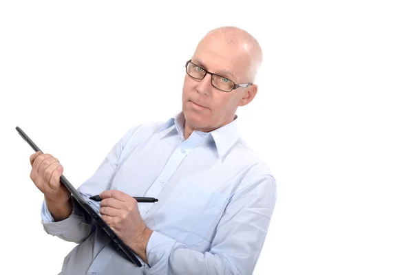 Homme debout avec une tablette numérique — Photo