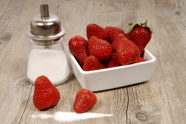 草莓加糖 — 图库照片