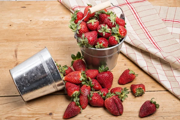 Erdbeeren in einem kleinen metallischen Eimer — Stockfoto