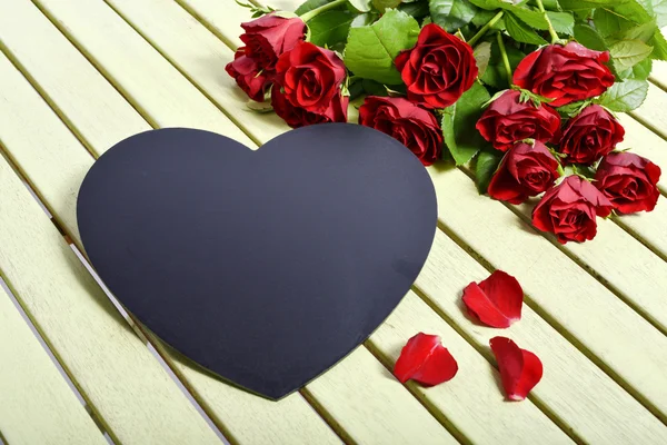 Rosas e coração negro — Fotografia de Stock