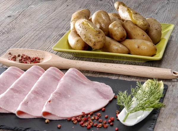 Ham en andijvie gepresenteerd op een lei — Stockfoto