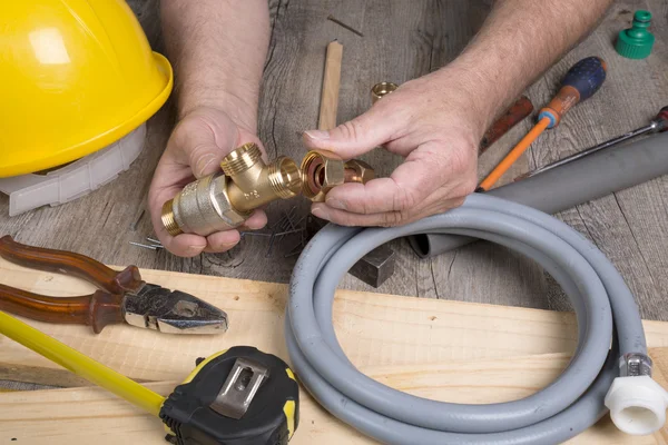 Installateurhandwerk mit verschiedenen Werkzeugen — Stockfoto