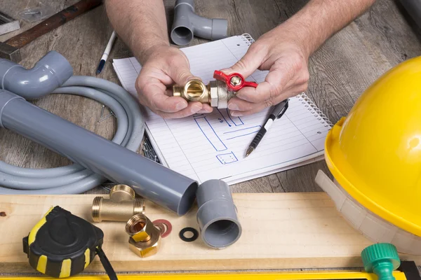 Installateurhandwerk mit verschiedenen Werkzeugen — Stockfoto