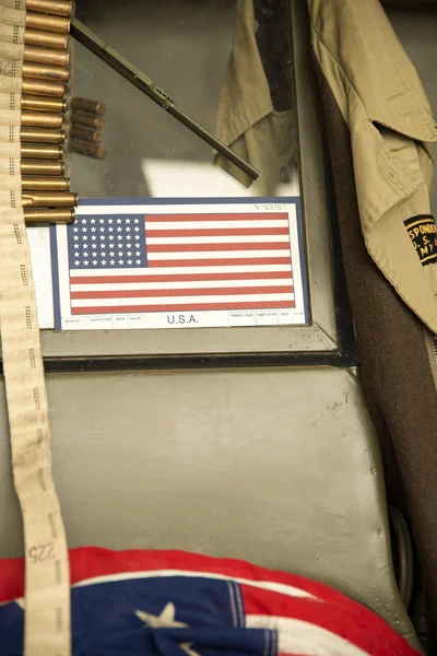 Американский флаг на лобовом стекле военного автомобиля — стоковое фото