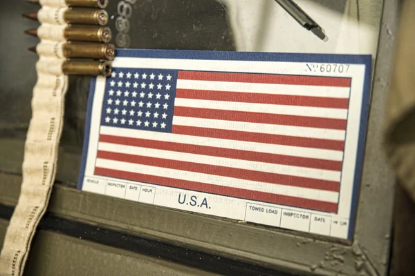 Американский флаг на лобовом стекле военного автомобиля — стоковое фото