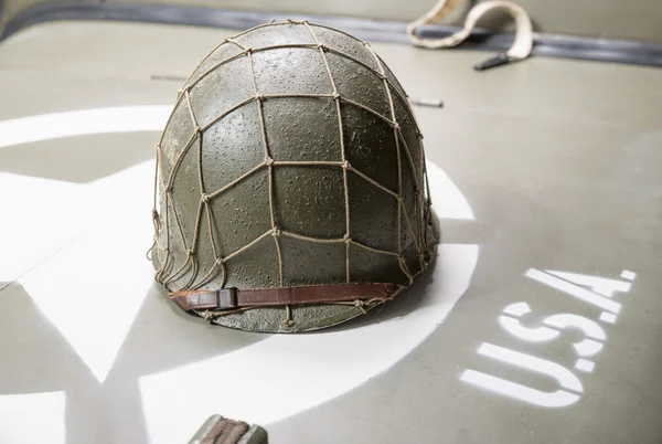 Militaire helm op de kap van militair voertuig — Stockfoto