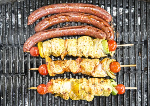 Chicken kebabs and barbequed merguez — Stock Photo, Image