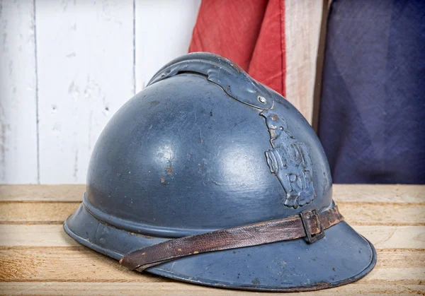 Casque français et vieux drapeau français — Photo